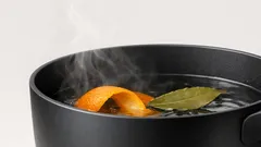 Så får du hemmet att dofta nyvädrat med apelsinskal och lagerblad på 15 minuter