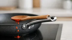 Det lilla hålet i stekpannans handtag – tricket som minskar kladdet direkt