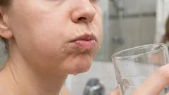 Sluta skölja munnen efter att du har borstat tänderna: du gör fel