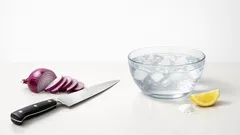 Så mildrar du rå lök på 15 minuter utan att tappa krispet