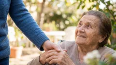 Att bo i samma lägenhet som en äldre person kan göra dig galen: expertråd